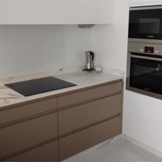 COCINA A LACADO MOKA Y DEKTON 1