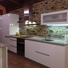 COCINA CON FORRADO CRISTAL Y FORMICA BLANCA 1