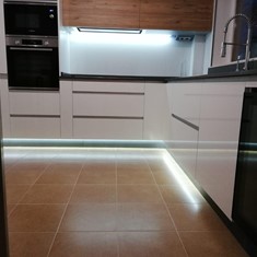 COCINA CON LED EN ZOCALO