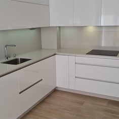 COCINA FORMICA BLANCA Y SILESTONE 1