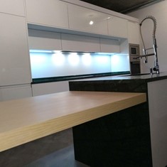 COCINA ISLA MADERA Y GRANITO VERDE 2